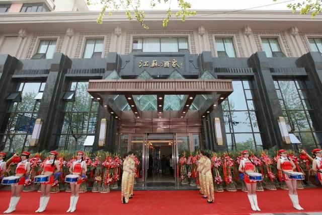 时至今日,仍有不少人婚宴,满月设在江苏酒家,并交代一定要有复兴炖生