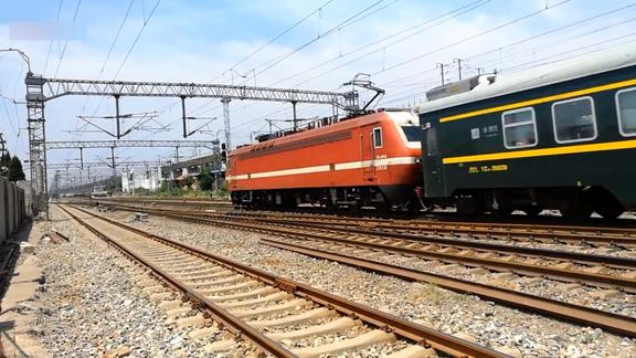 横穿中国东西的火车济南至乌鲁木齐z105次快速通过茂陵站