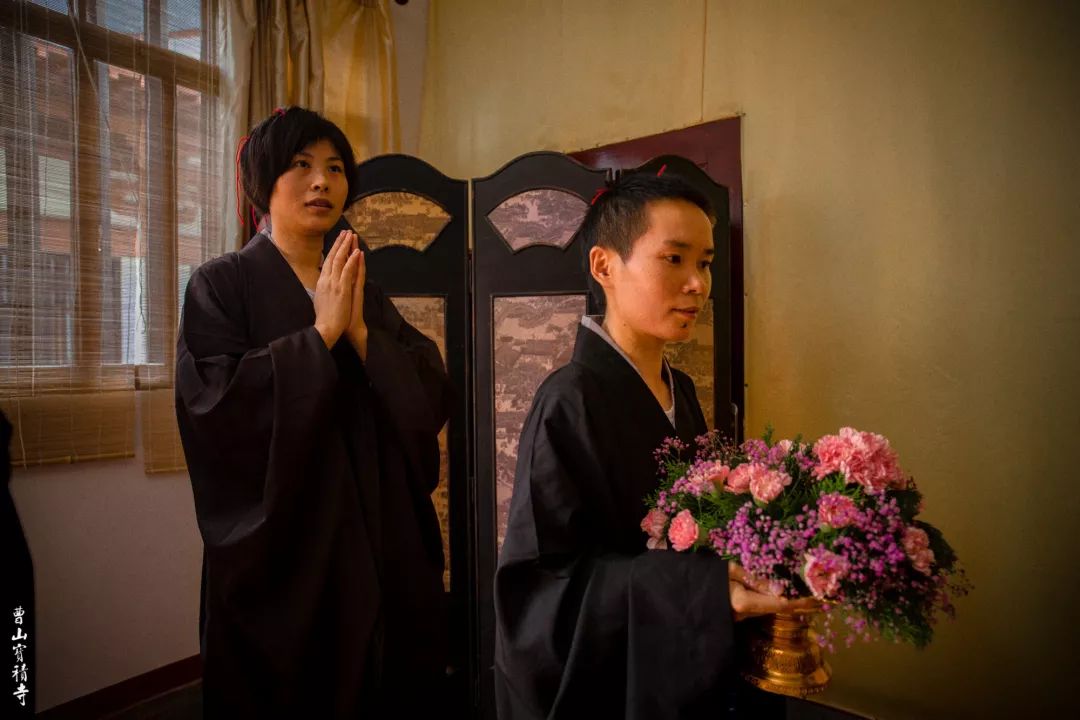 庄严圆满的剃度法会今日,欣逢观世音菩萨成道日,因缘殊胜,曹山有6位净