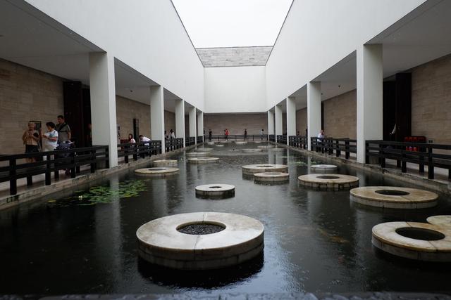 杭州这个建筑屋顶是玉琮造型因良渚申遗成功带来大量游客