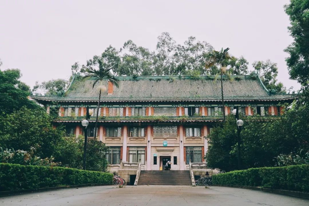 中山大学漫步校园中,无论是典雅的中国式建筑,还是北京的老胡同,这里