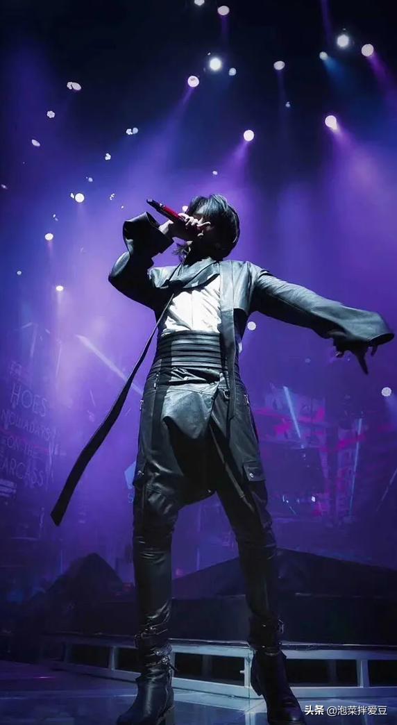 吴亦凡也曾在舞台表演中穿过皮裤,在很多人心目中,吴亦凡是能轻松驾驭