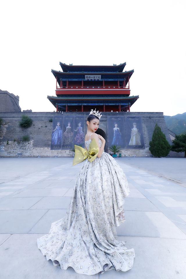 "身负荣光 荣耀回归" 金遥馨华美亮相flower nine长城大秀_上海
