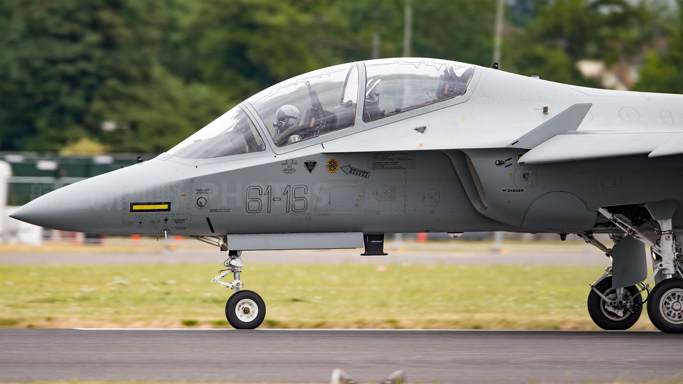 意大利m-345极致高清图 雅克-130 m-345 教-10这三款飞机太像了_教练