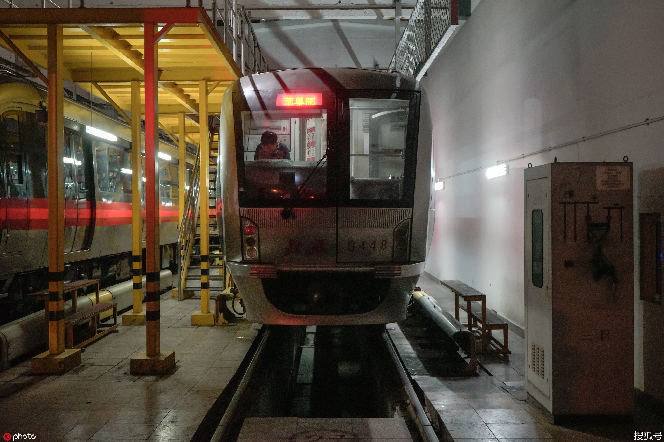 北京地铁1号线首开凌晨列车,地铁医生深夜出诊