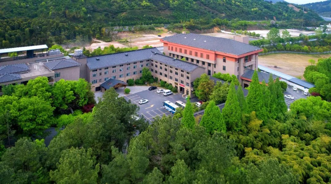 中南度假酒店位于竹乡,部分房间风格也与竹乡·安吉相呼应,致以入住者