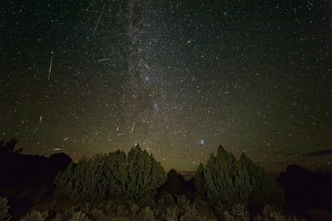 让我们把镜头还给夜空,静听另一则重磅消息,那就是 2019英仙座流星雨