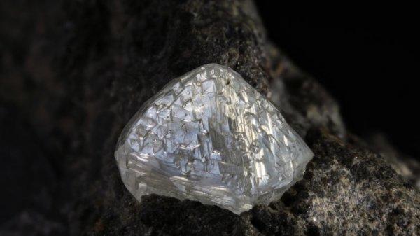 中国的第一颗钻石是中国本土产的还是外国流入中国的