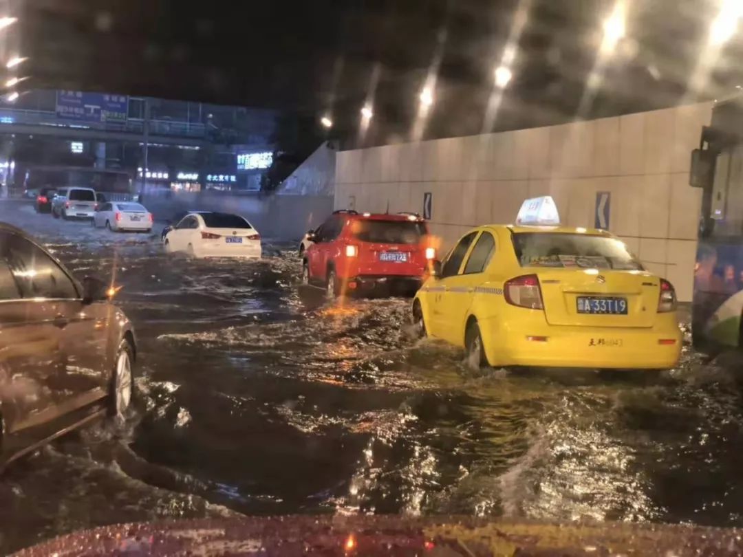 重庆今天的暴雨失心疯了吧