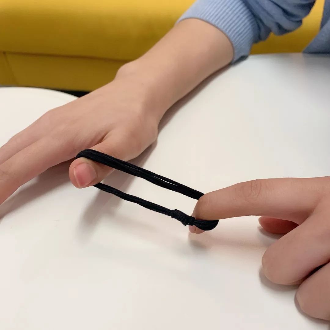 不过别慌,节目中有一期号称两根橡皮筋就能瞬间让脸蛋瘦下来!