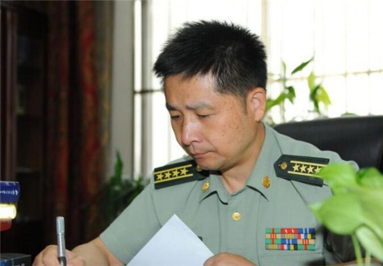 中国最传奇大校:1岁丧母,7岁爷奶离世,14岁父亲去世,小姨养大_陈德明