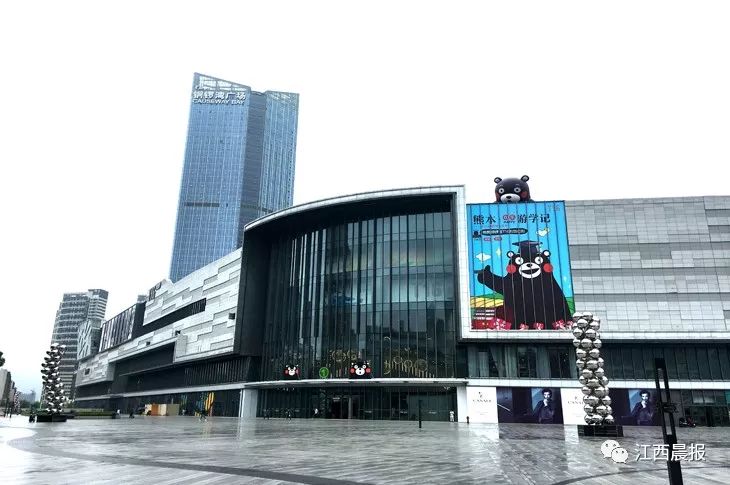 南昌铜锣湾广场玻璃爆裂砸伤路人物业踢皮球