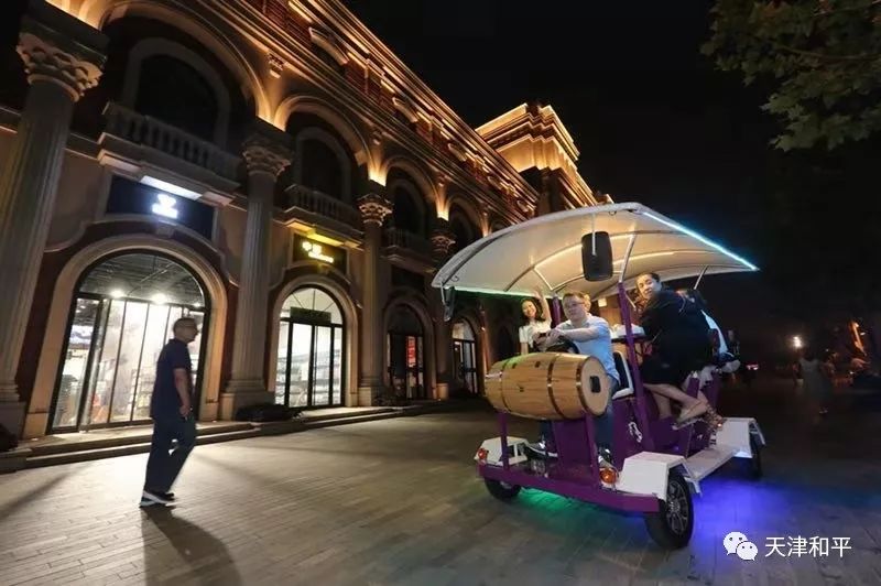 民园夜游观光车亮相喝着啤酒游五大道