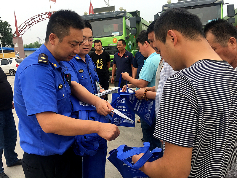 菸頭革命宣傳走進渣土清運企業