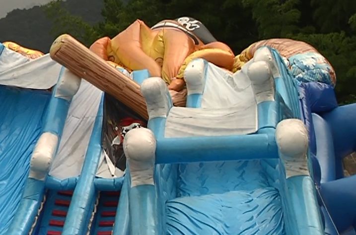 充气游乐设施下陷,8岁女童不幸身亡!_儿童