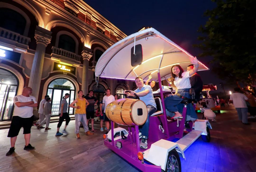 民园夜游观光车亮相喝着啤酒游五大道