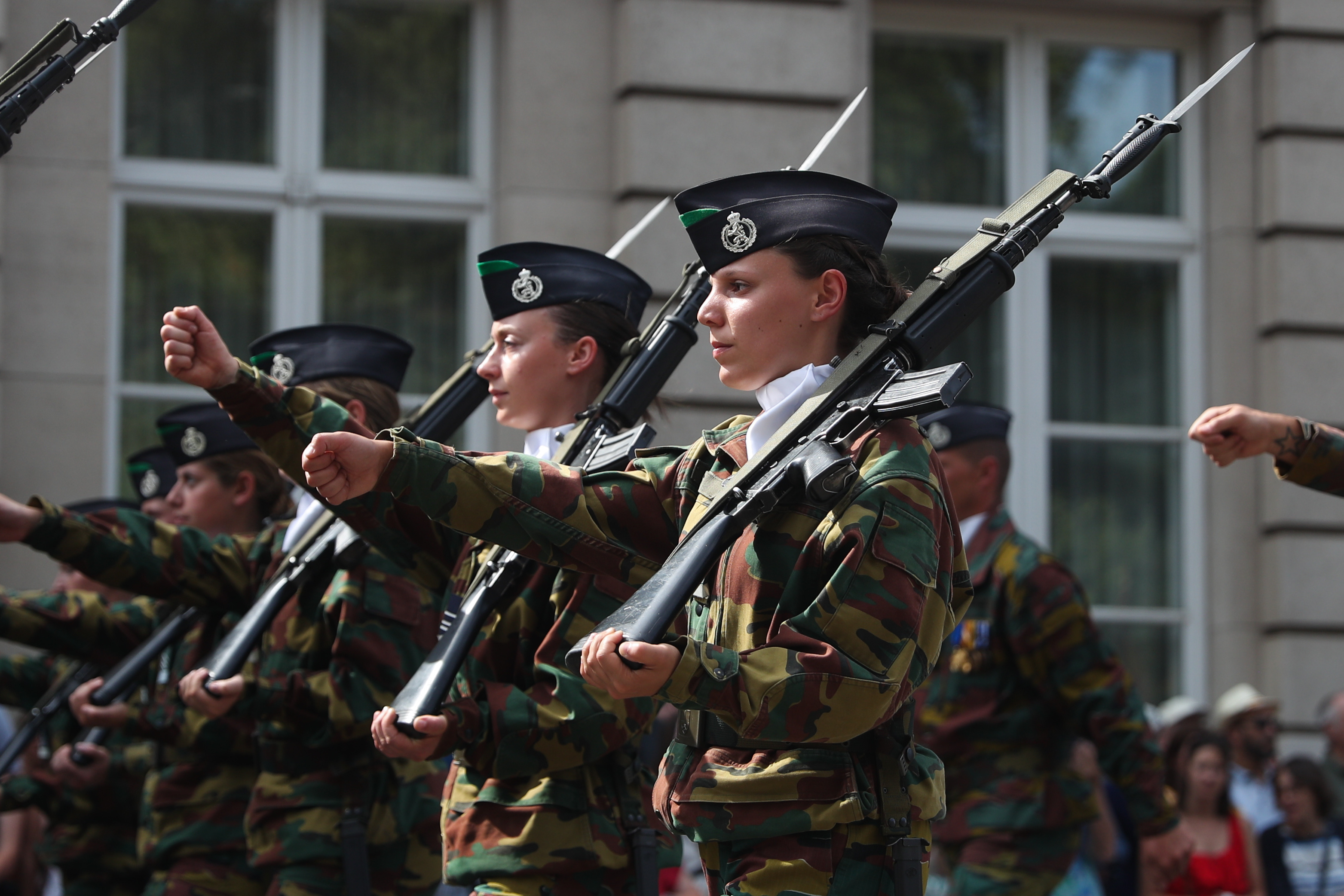 7月21日,在比利时布鲁塞尔,女兵参加比利时国庆阅兵式