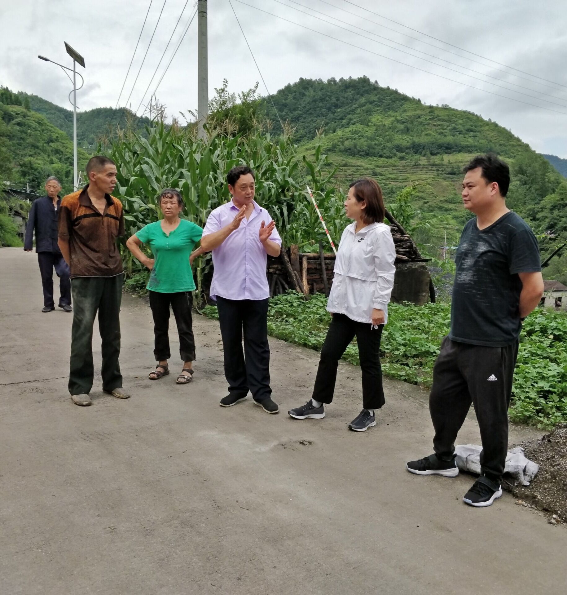 万源市常委统战部部长王晴到沙滩镇督导两不愁三保障回头看大排查工作