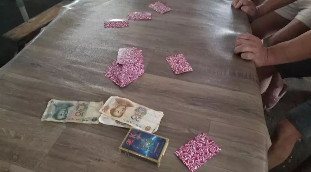 注意!点头菜市场内有人"钓蟹"被抓.每局10元.