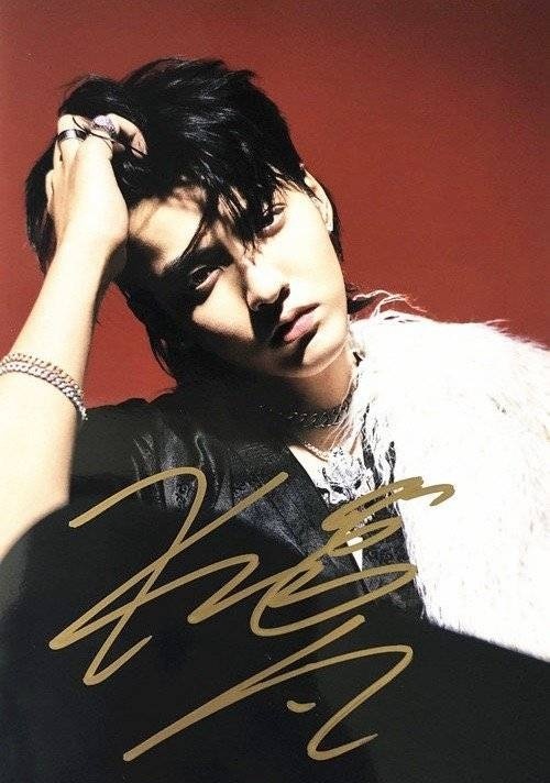 吴亦凡的签名,只看懂了个"凡"字.