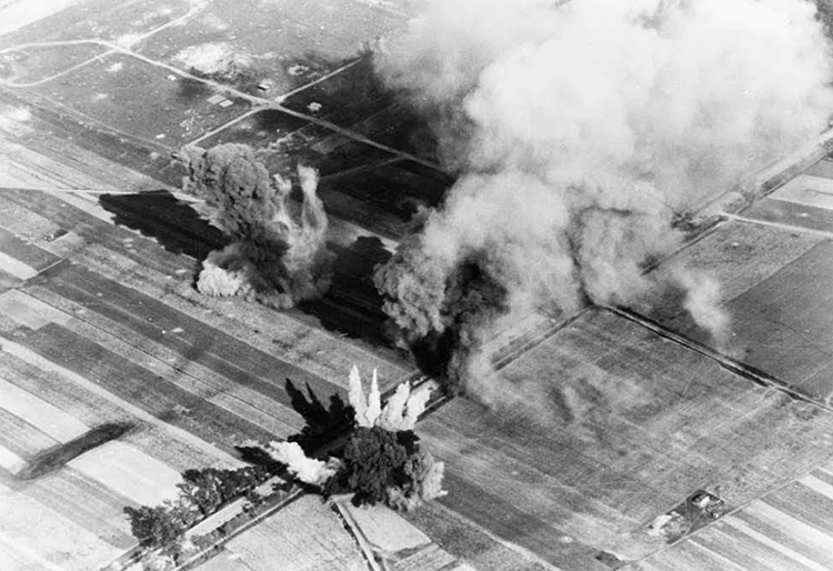 老照片记录希特勒突袭波兰,德军炮火过处一片废墟