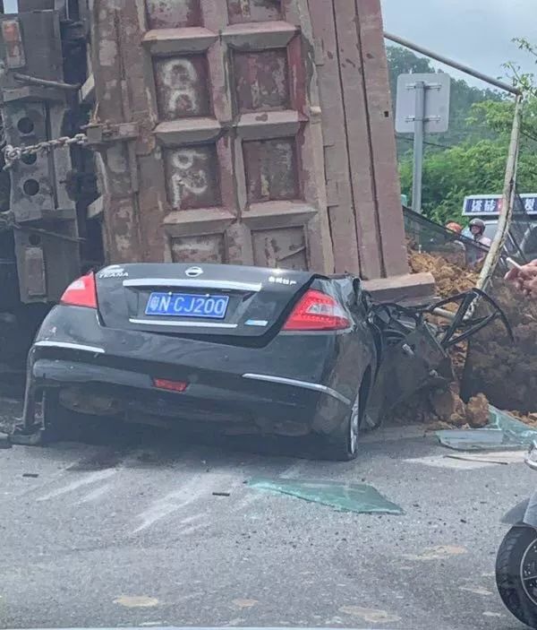 汕尾赤岗车祸触目惊心当地泥头车管理是否存在失职