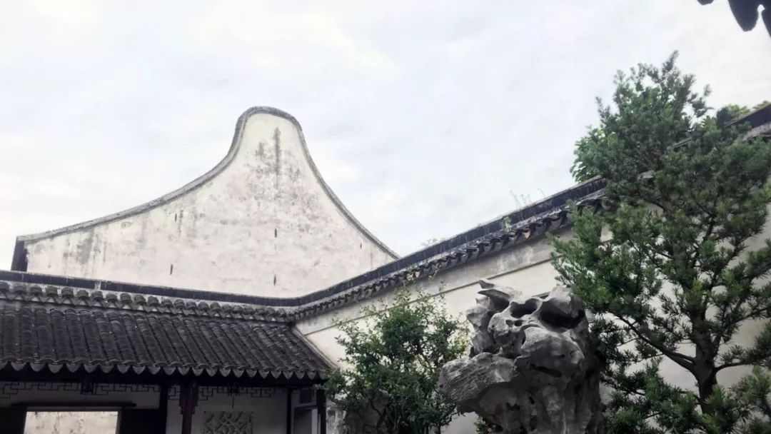 我老家福建有很多民居的山墙喜欢用这样的曲线,叫"观音兜".