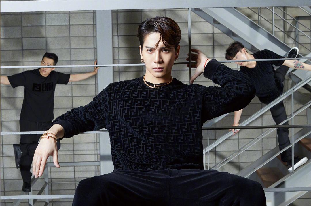 王嘉尔黑色丝绒夹克,勾勒出霸气,尽显时尚风格