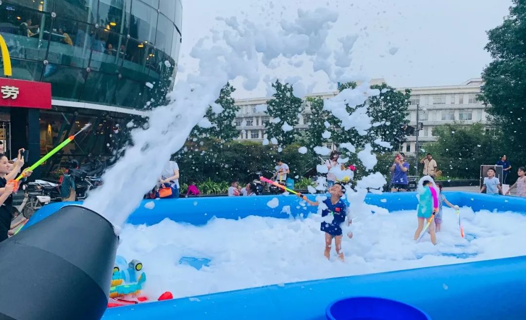 清凉一夏雨滴泡泡大作战消夏游园会好玩到停不下来周末你来冒泡了吗