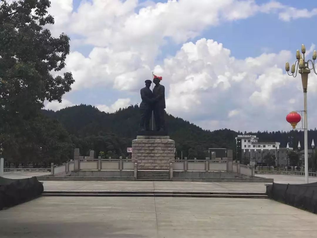 合照过后,回到学校的途中还有幸经过了会师广场与纪念碑.