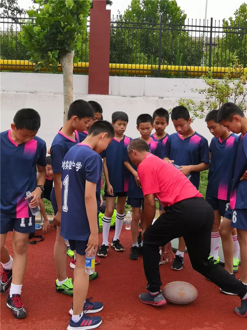 周村区实验中学初中部橄榄球队首战告捷