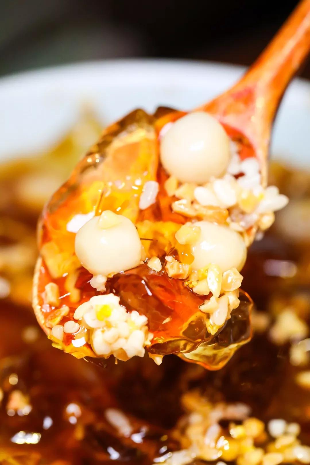 糯米圆子,花生碎,米酒,桂花,超丰富的配料混合冰粉,清爽又解腻.