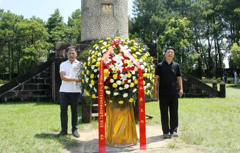 红舞台教学《走进瑞金 不忘初心》学校领导与罗章将军之子罗海卿教授