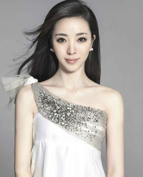 而这些央视美女主持不少都嫁给了富豪,但被誉为央视第一美女的李思思