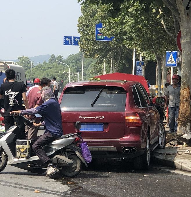 附視頻鎮江某路一百萬豪車車禍前身被撞粉碎現場一片狼藉慘