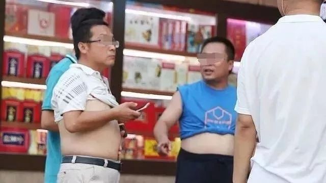 北京比基尼遭封杀撩衣见啤酒大肚的老爷们要穿好衣服了