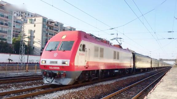 全程2100公里广州开往南京k528次列车快速通过清远源潭站