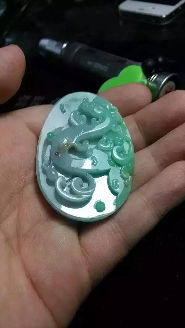 一块飘阳绿翡翠原石雕刻出祥瑞的龙凤呈祥
