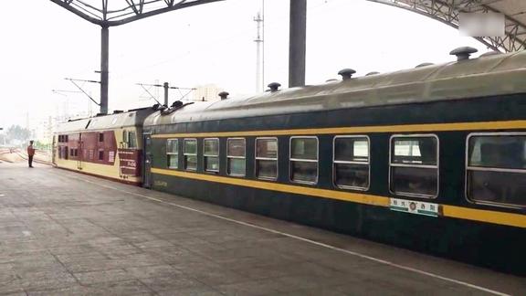 洛阳开往绍兴的绿皮火车df4dk牵引k1379次中途驶出阜阳站