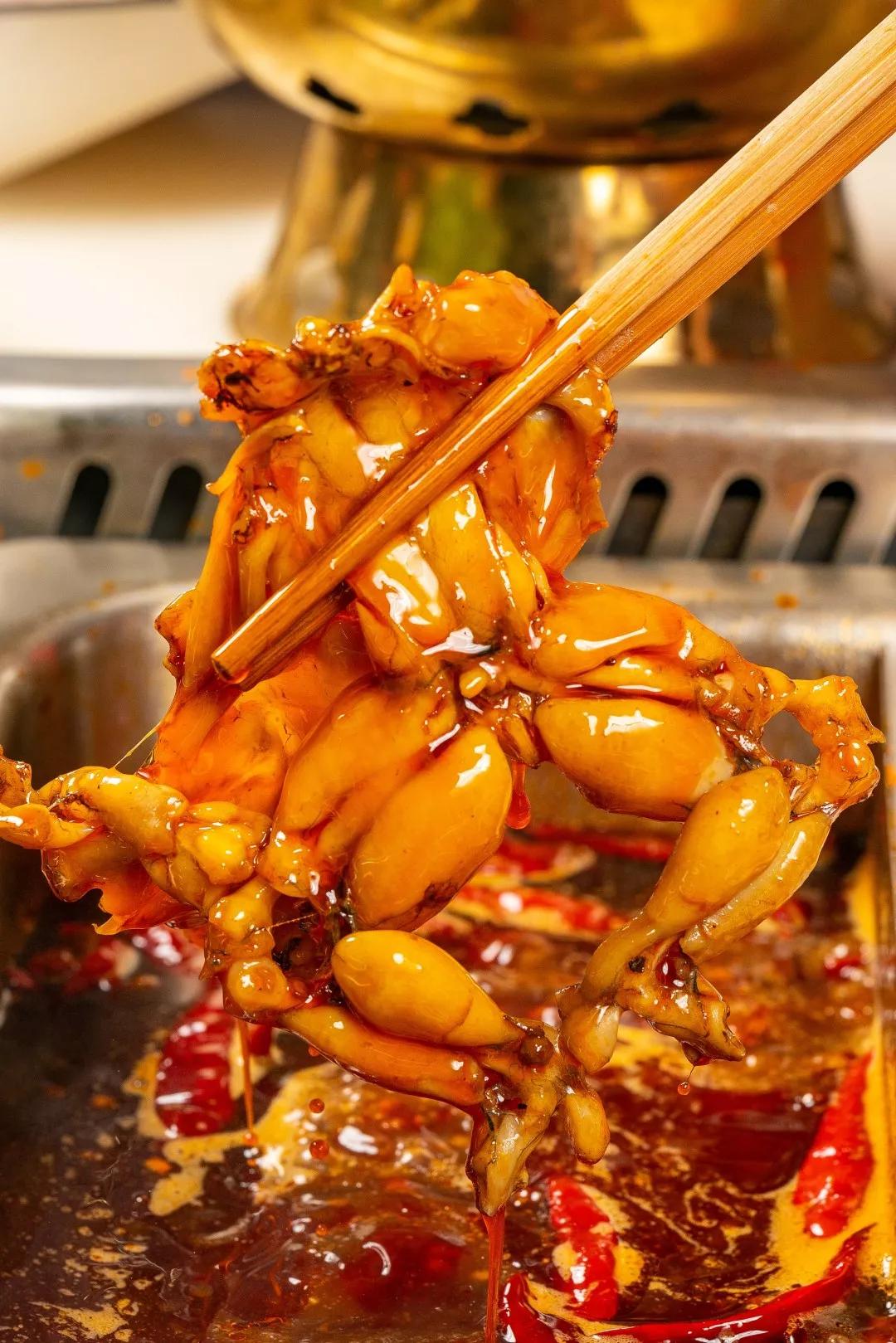 挑选4-5两的鲜活牛蛙,当天现杀并且提前卤制好,等待客人点单时再下到