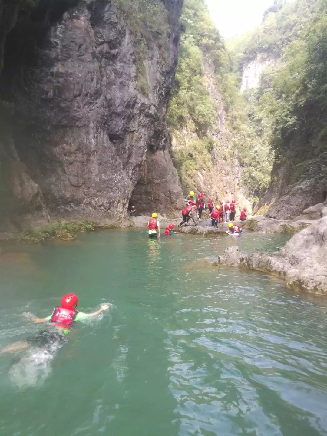 周末72728网红打卡芙蓉镇湘西坐龙峡马拉河人体漂流溯溪跳潭二日游