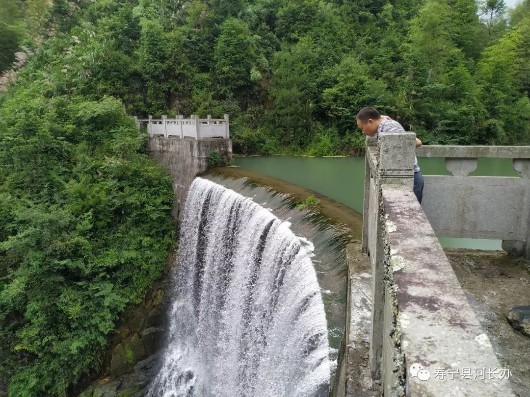 坑底乡落实河湖长制开展河库巡查