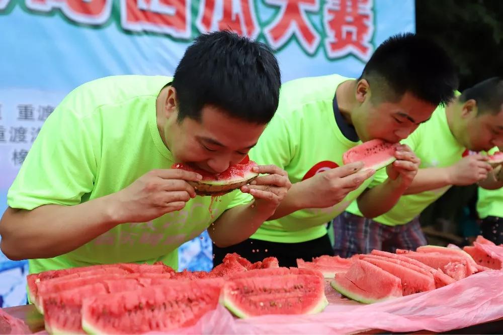 上万吃瓜群众瞬间消灭十吨西瓜