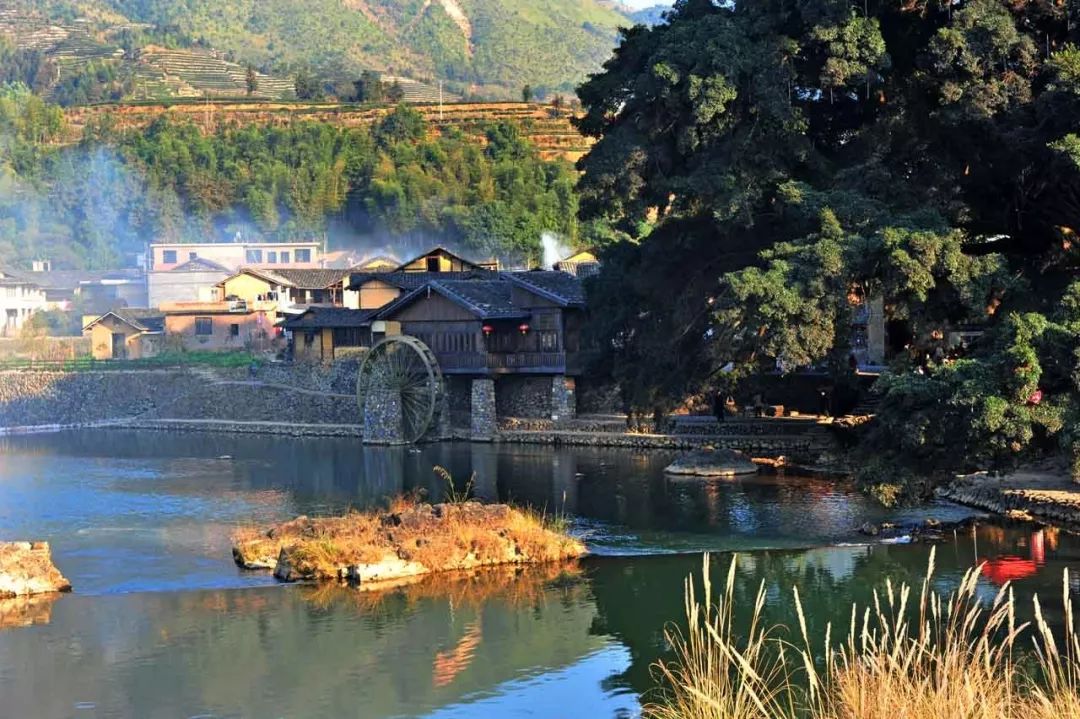 岽山半坡上,距南靖县城60公里,由方形的步云楼和圆形的振昌楼,瑞云楼