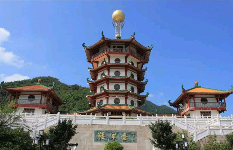 观音台是远眺将军山美景的最佳位置,举目眺望,群峦环翠,山势逶迤,令人