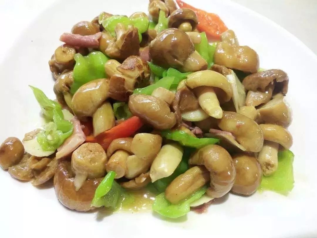 味道才称得上地道这道菜的配料里便要放昆明特产皱皮辣椒烩青头菌位居