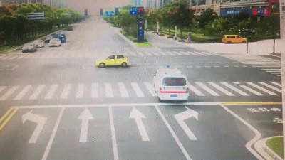谁的责任救护车遇红灯被撞翻车上一名患者家属身亡