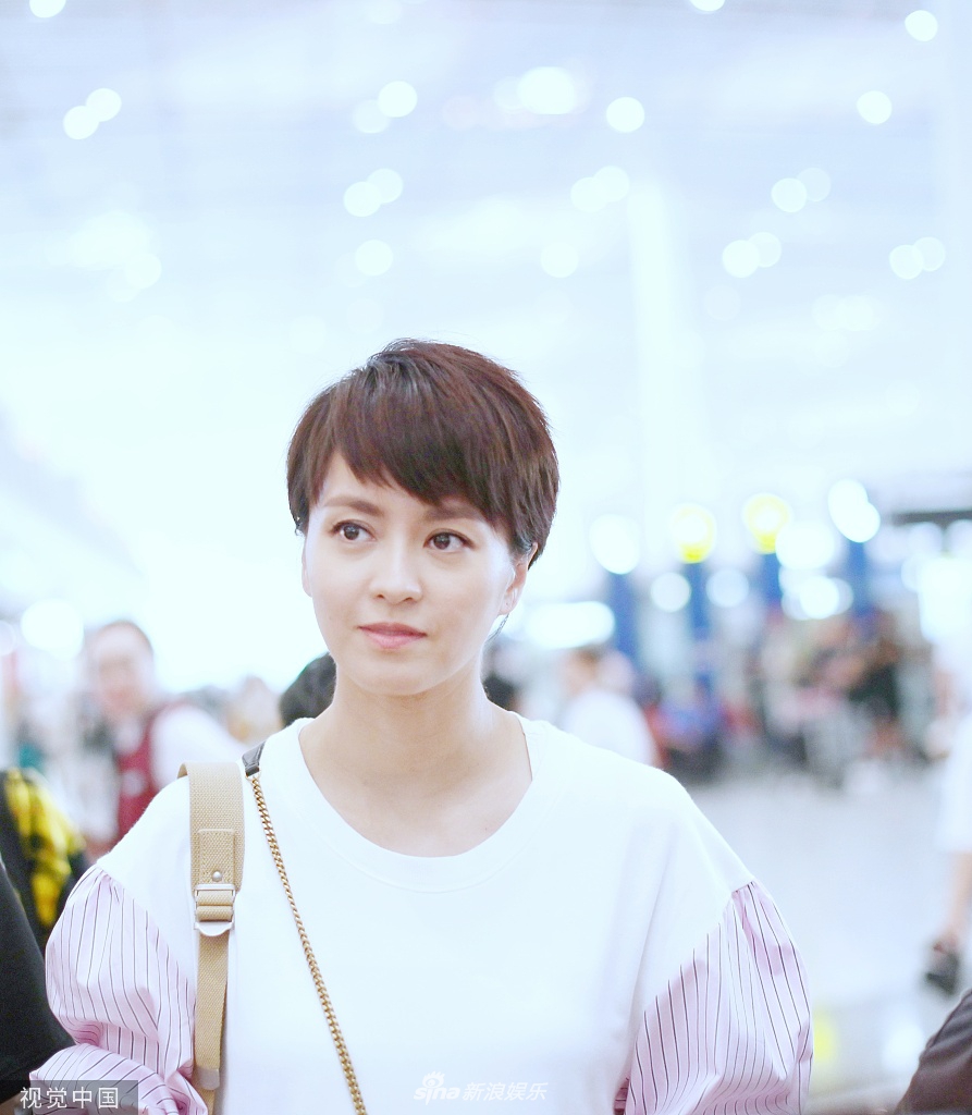 43岁梁咏琪穿白裙温婉迷人标志短发露甜美微笑气质好