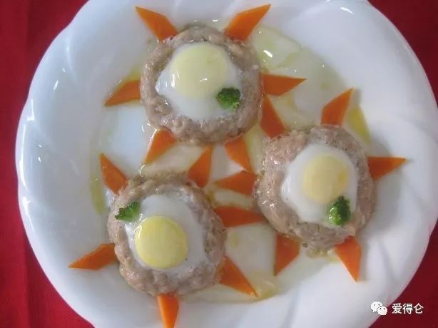 丁卤面,鲜蔬汤午点:西瓜80克,冰糖三根水150 ml午餐:麦片米饭,太阳肉