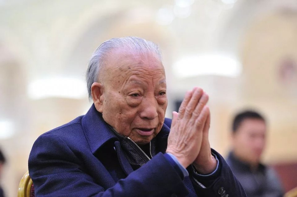 卖粪起家,如今年入超700亿!连马云都冒雨亲自替他撑伞